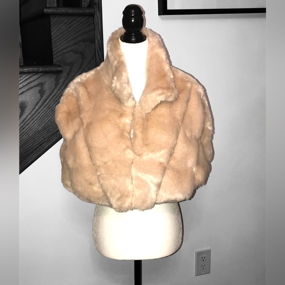 TAHARI ARTHUR S. LEVINE faux fur baby pink shawl with clasp closure SIZE MEDIUM